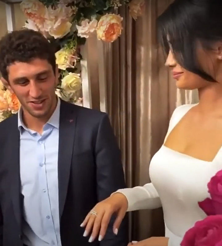 ЗЧто стало с красавицей-невестой чемпиона Заурбека Сидакова, которую он вышвырнул вон прямо во время свадьбы: от девушки отказались даже самые близкие