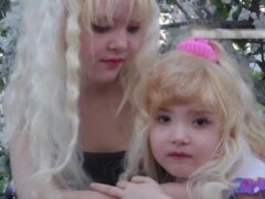 Мать-тиран 11 лет издевалась над тремя детьми: как живет дочка мучительницы, из-из которой пытались сделать куклу Барби