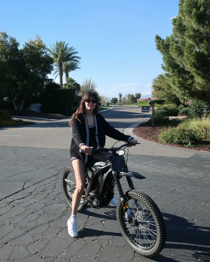 Звезда «Дневников вампира» Нина Добрев разбилась, катаясь на велосипеде: обнародованы жуткие фото