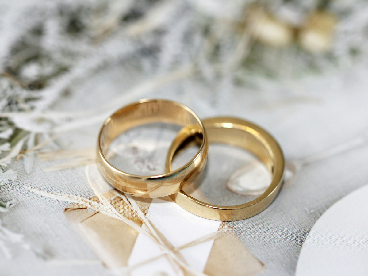 Часы с 320 бриллиантами, золотой пистолет, авто за 15 миллионов: что известно о свадьбе сына Рамзана Кадырова