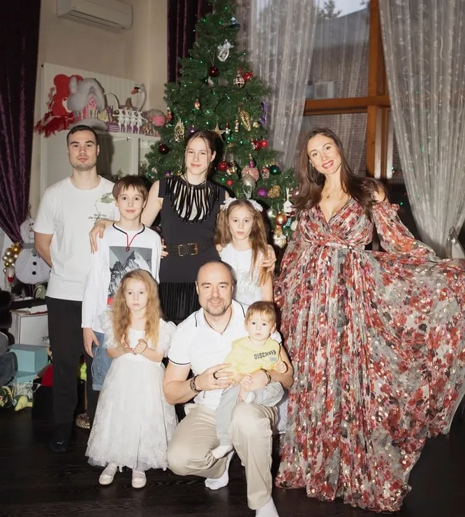 Молодая жена изменяла Дмитрию Диброву с кумом-миллиардером Романом Товстиком в соседнем доме: подробности