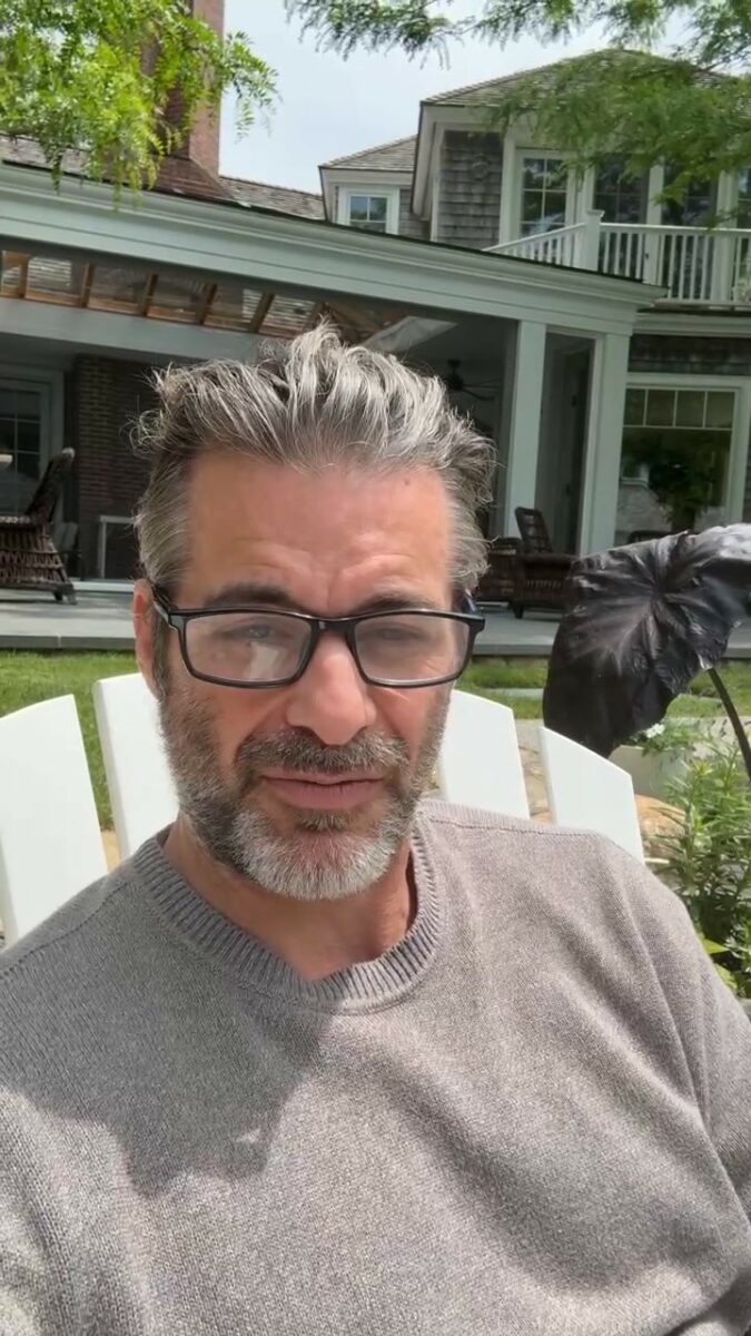 Избавляет от эмоционального груза: чем любовник-инфоцыган зацепил Дженнифер Энистон