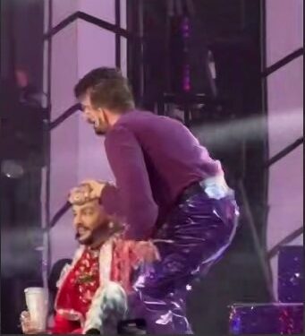 Рухнул прямо на сцене: обнародовавшего диагноз Филиппа Киркорова подвели ноги на «Новой волне»