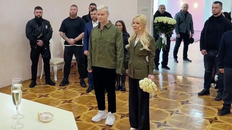 Унылые люксовые курточки: свадебные наряды SHAMANу и Мизулиной обошлись более чем в 300 тысяч