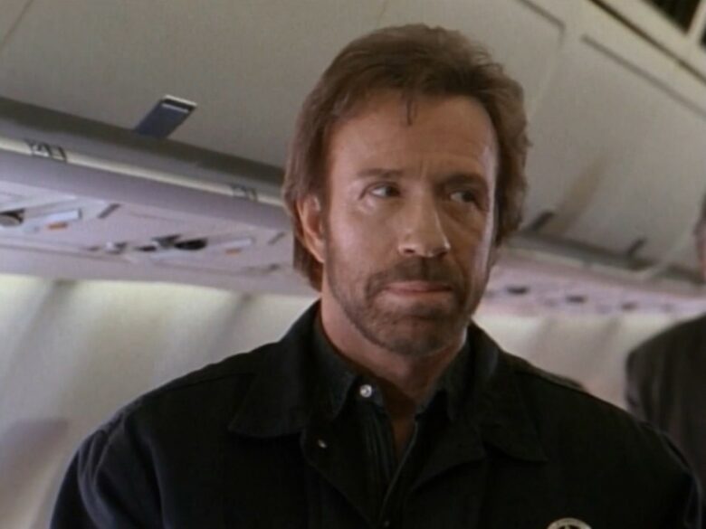 Актер Чак Норрис умер на Гавайях после тренировки по каратэ