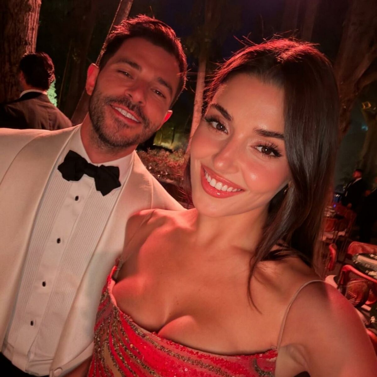 Звезда сериала «Постучись в мою дверь» Ханде Эрчел задержана полицией в аэропорту