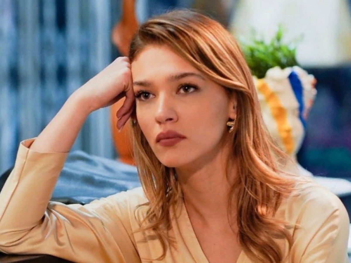 Звезда сериала «Постучись в мою дверь» Ханде Эрчел задержана полицией в аэропорту