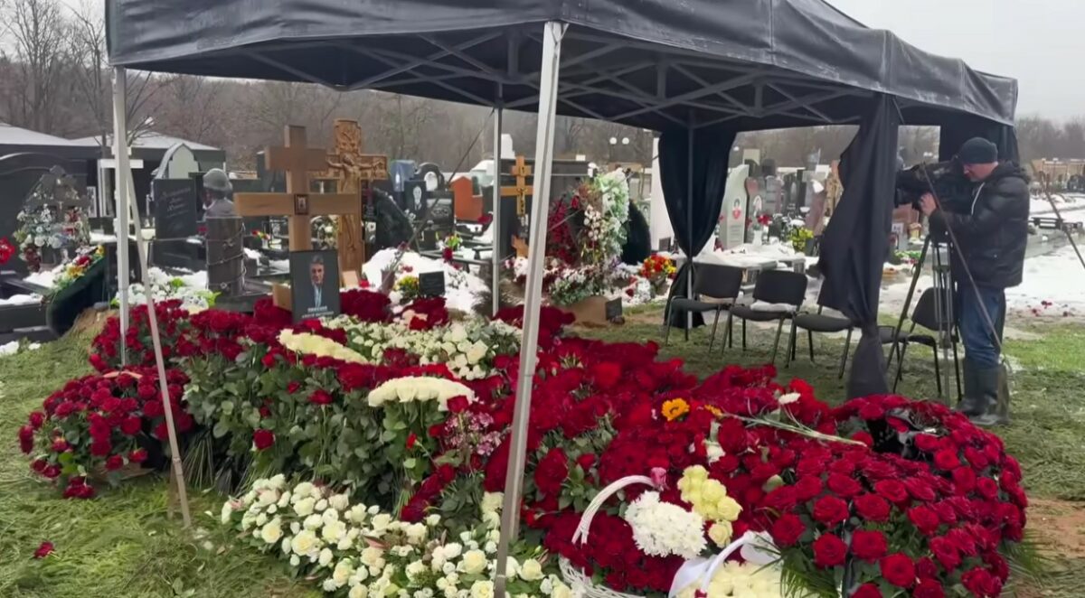 Могила утонула в цветах: где похоронили телеведущего Алексея Пиманова