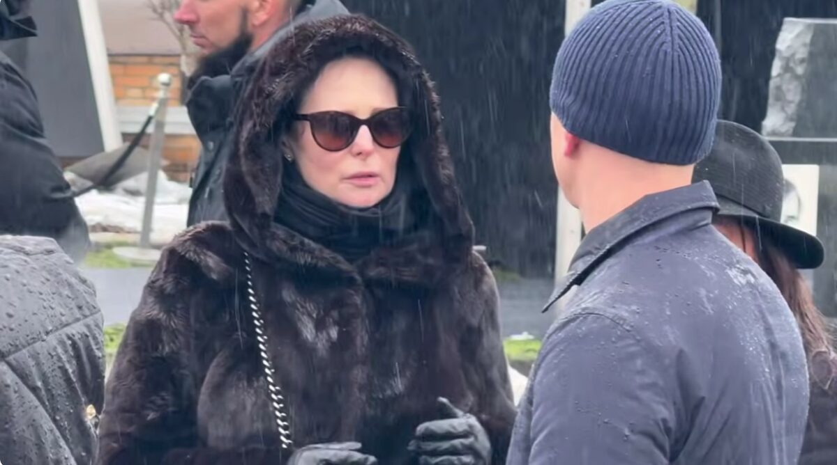 Могила утонула в цветах: где похоронили телеведущего Алексея Пиманова