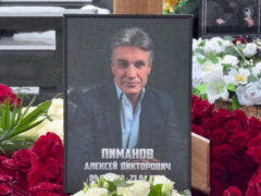 Могила утонула в цветах: где похоронили телеведущего Алексея Пиманова
