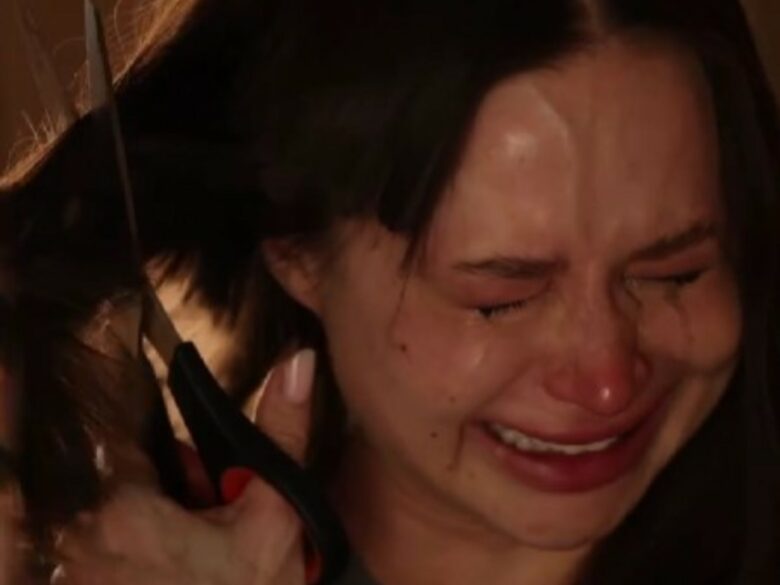 Срезала локоны хозяйственными ножницами: рыдающая Лерчек побрилась налысо