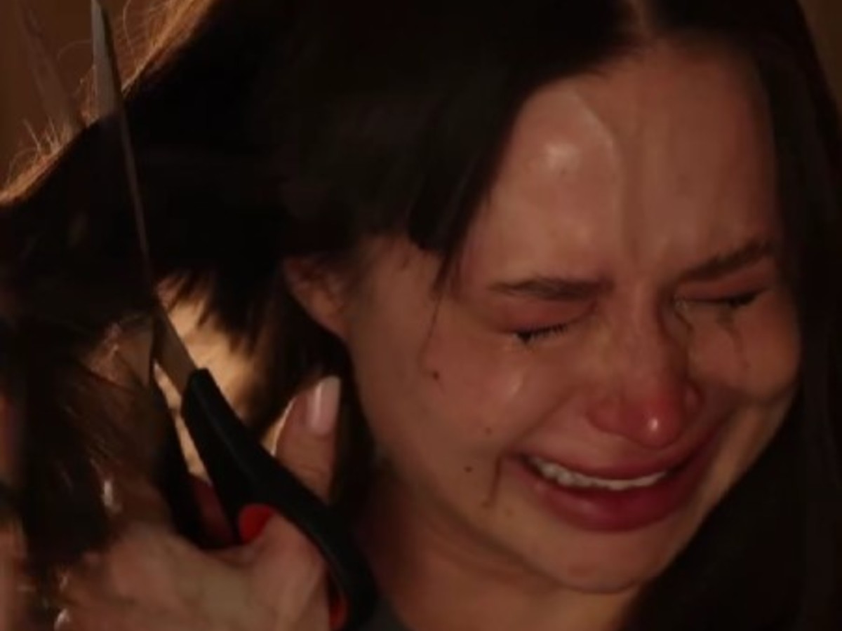 Срезала локоны хозяйственными ножницами: рыдающая Лерчек побрилась налысо